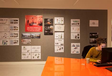 Pindot opslagstavle med filt på kontor (1)